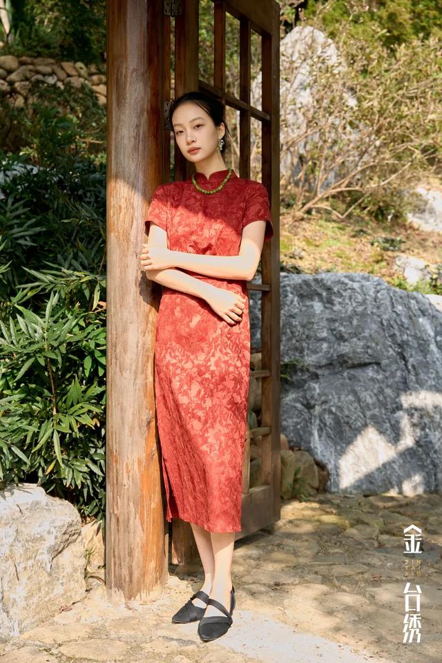 酿夏成歌轻盈垂感，步履生风丝缕如诗，织就永恒连衣裙