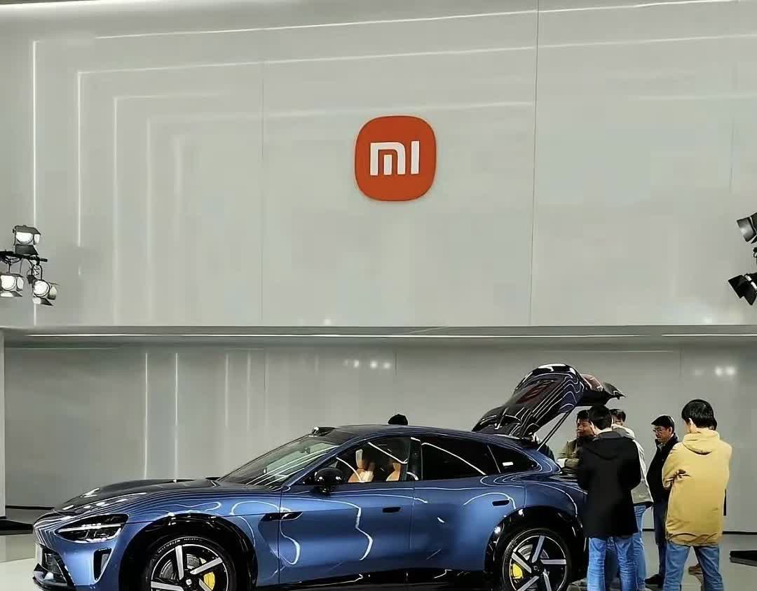 小米YU7的配置数据挺吸睛。691匹马力，最高时速能达到253km/h，搭载10
