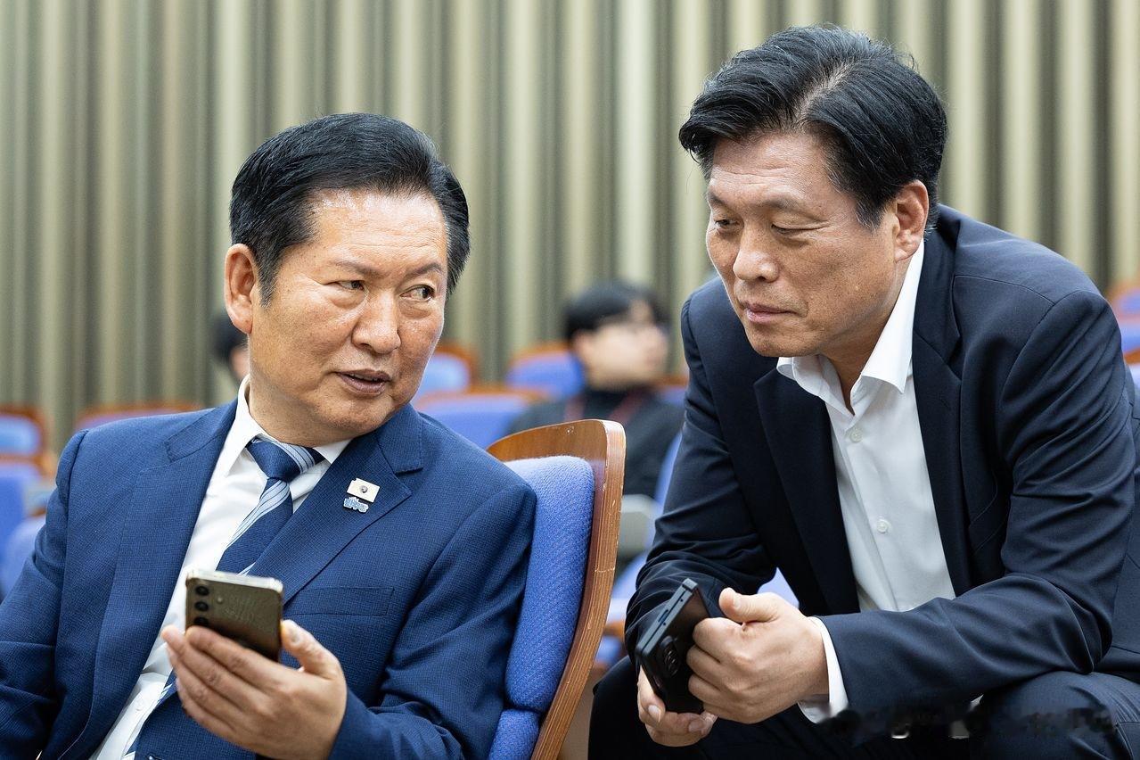 8月9日，韩国共同民主党前事务总长赵承来就党内大规模党员信息泄露事件公开鞠躬致歉