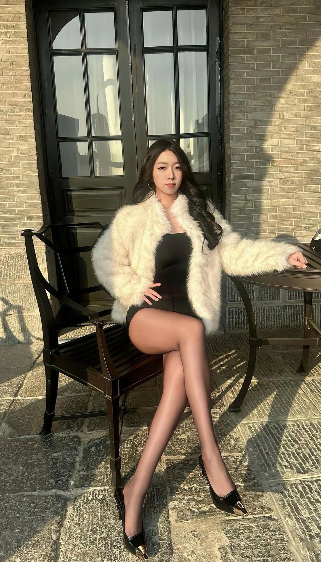 白色皮草搭配黑丝美腿，散发着迷人的魅力！