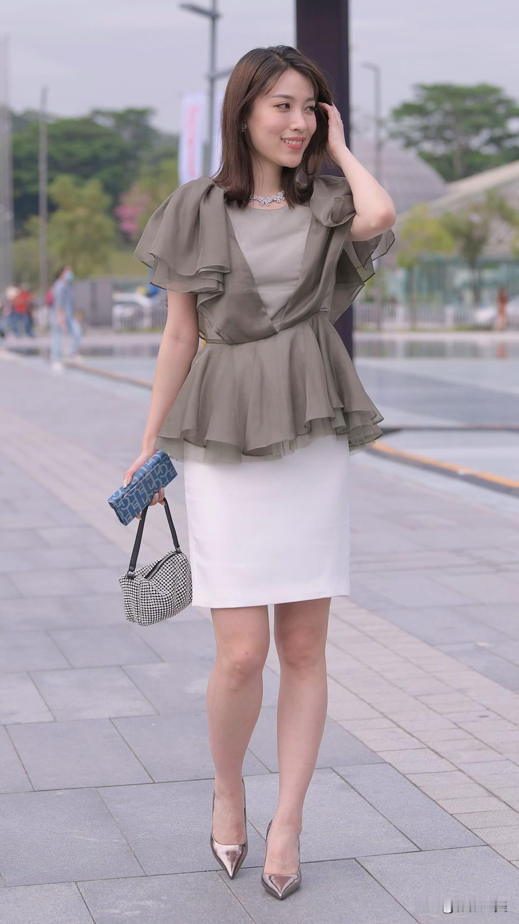 浅咖色荷叶边上衣搭白裙，温柔又显气质。出门逛街随手一拍，简单舒服的穿搭就很加分～