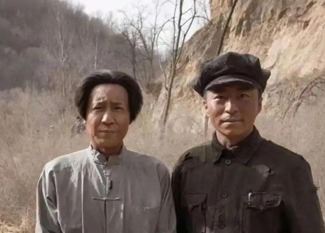 经常看国产剧的朋友估计早看出来一个门道张嘉译的戏里，闭着眼都能抓出孙浩、王晓晨，还有他那个表弟姬他于