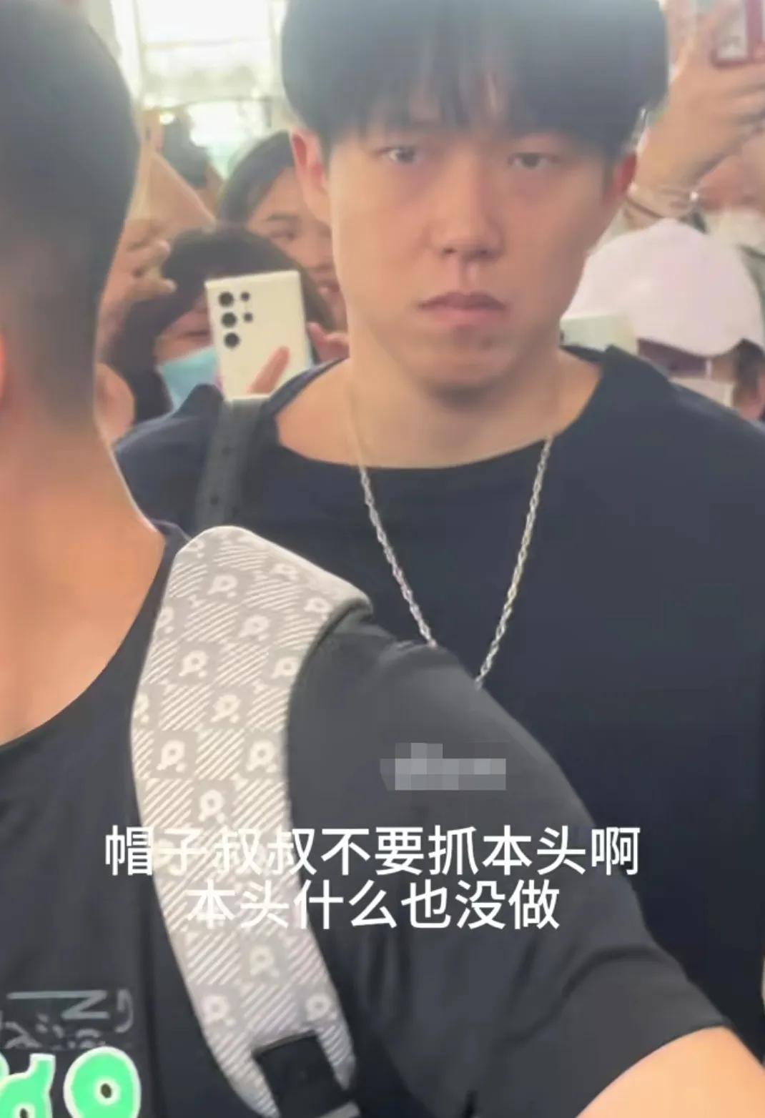 太搞笑了。本来几个帽子叔叔是要保护大头开路走的，奈何粉丝们太多了，根本走不动，