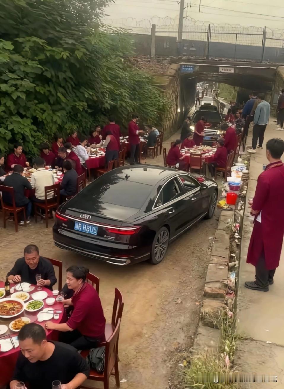两婚车硬刚大结局！完美解决！菏泽涵洞下的婚车对峙大戏，终于以“树枝开路”神
