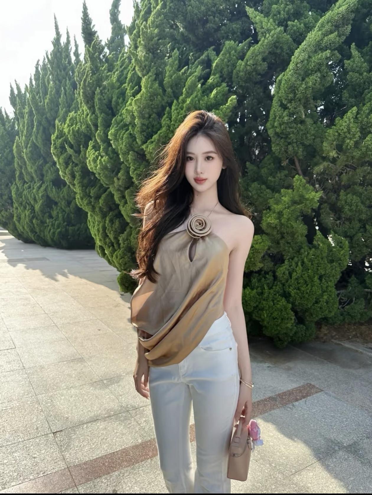 微风拂发，独处瞬间