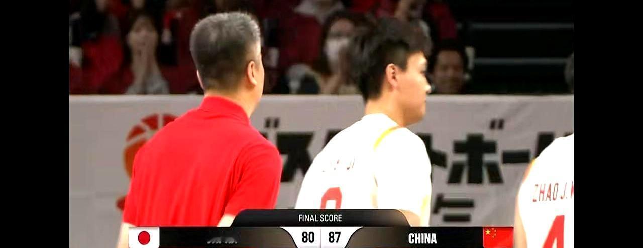 半场落后14分，裁判哨子偏到离谱。最后7秒，赵继伟捂着膝盖站起来，全场安静了。