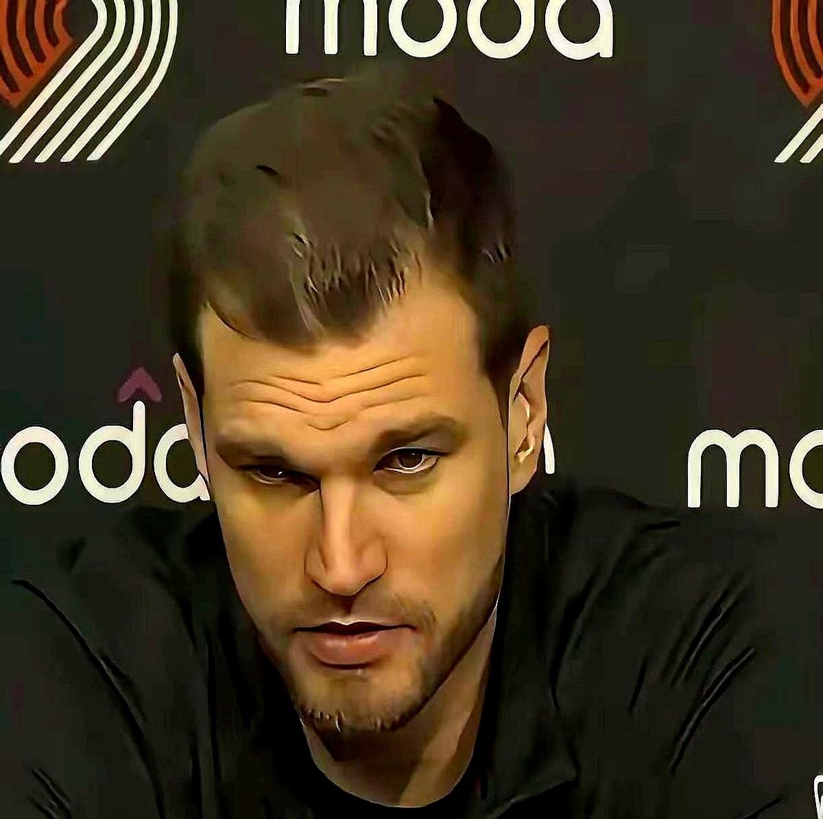 终于发现，杨瀚森不仅是开拓者的吉祥物，更是他们主帅斯普利特的出气筒！输球后斯