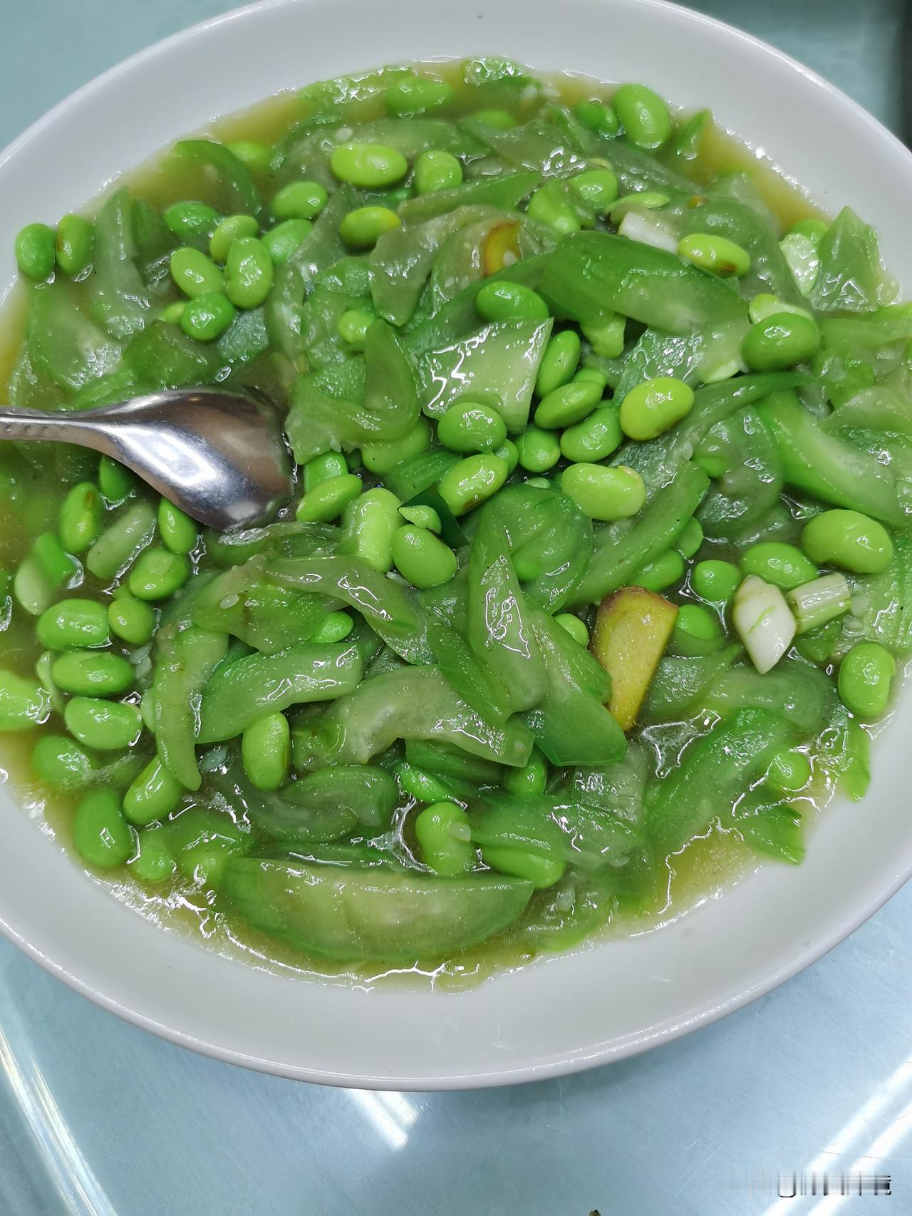 川菜，不一定都是麻辣味晚餐几个朋友在郫都一餐馆就餐。点菜品，李庄白肉，烩