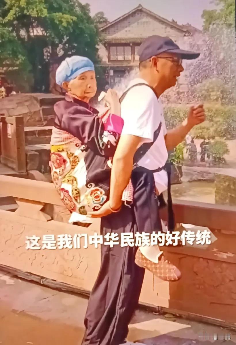 爱了！五一假期感人一幕！你养我长大，我陪你变老！每个父母都深爱自己的孩子，等