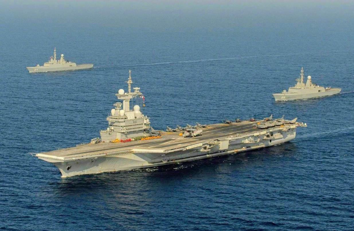 法国人这回又在南海“刷存在”了。“戴高乐”号航母昂首驶入吕宋海峡，打着“克莱