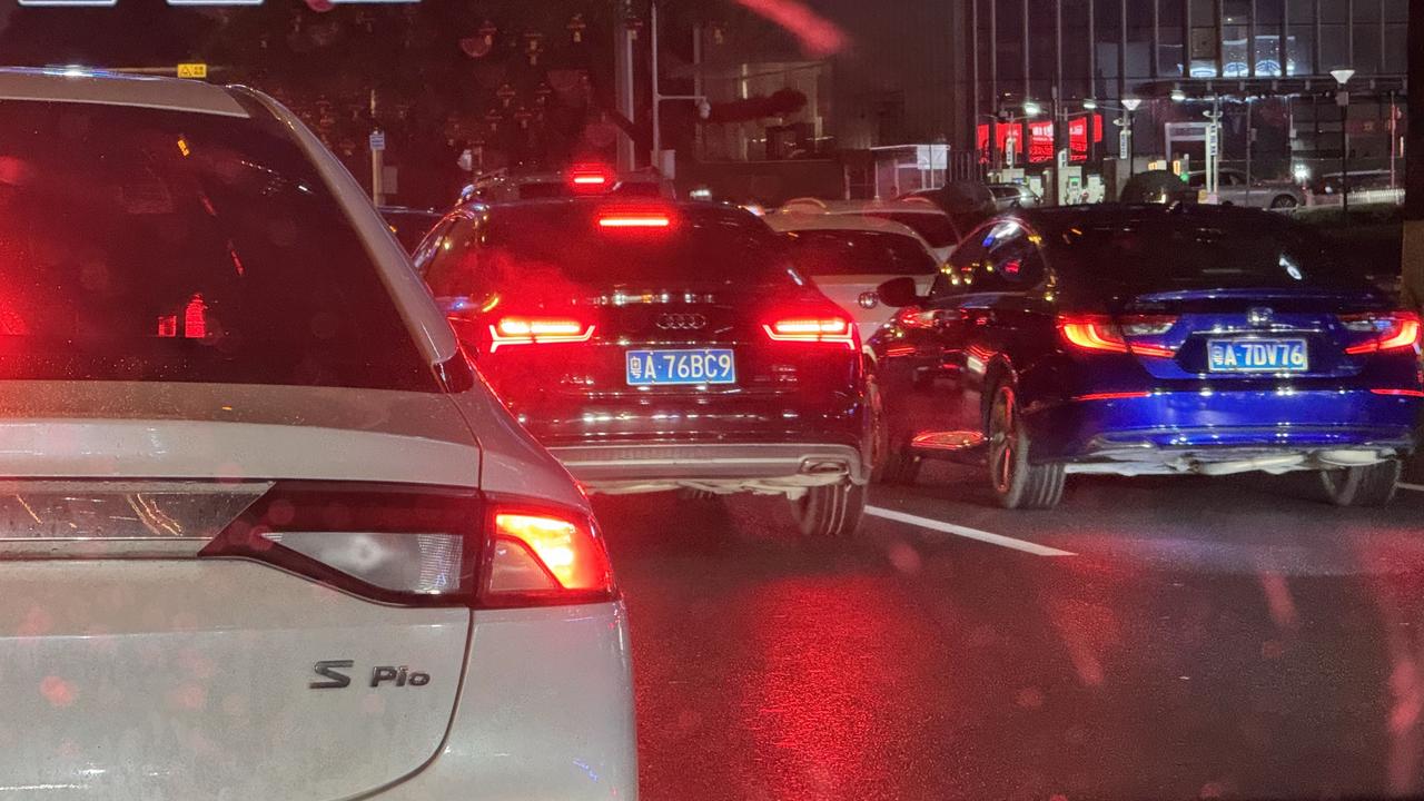 广州的可变车道能这么玩？本来就堵车，我们要提前选好车道不然你打算掉头，也没办