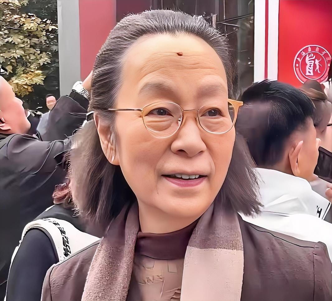 直到看到奚美娟回应争议的发言，我才明白了，她根本不是随便说说！她从话剧舞台