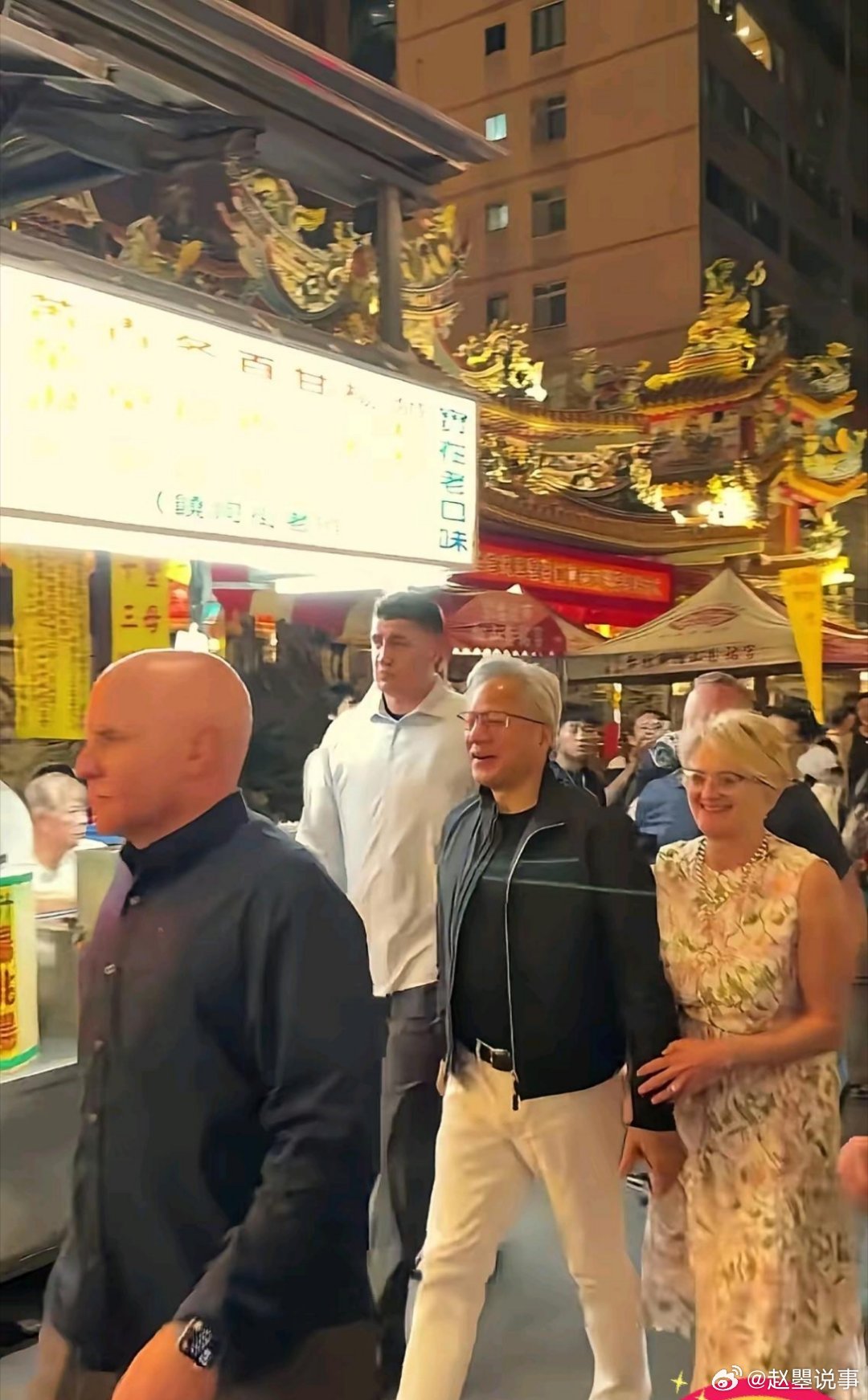 黄仁勋回台北，最开心的是黄太太。60多岁的黄太太，穿着一身碎花裙。左手拿着饮料，