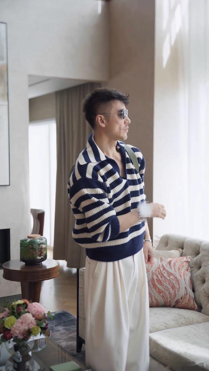 胡兵有这身材穿什么都好看胡兵宛如行走的时尚标杆，其身材是长期坚持锻炼的成果，没
