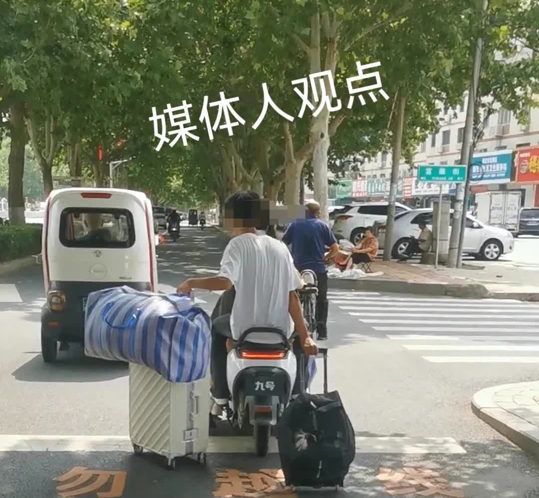 河北保定:天威西路坐电车的男子真有本事，高手在民间啊！今天（7月21日）上午