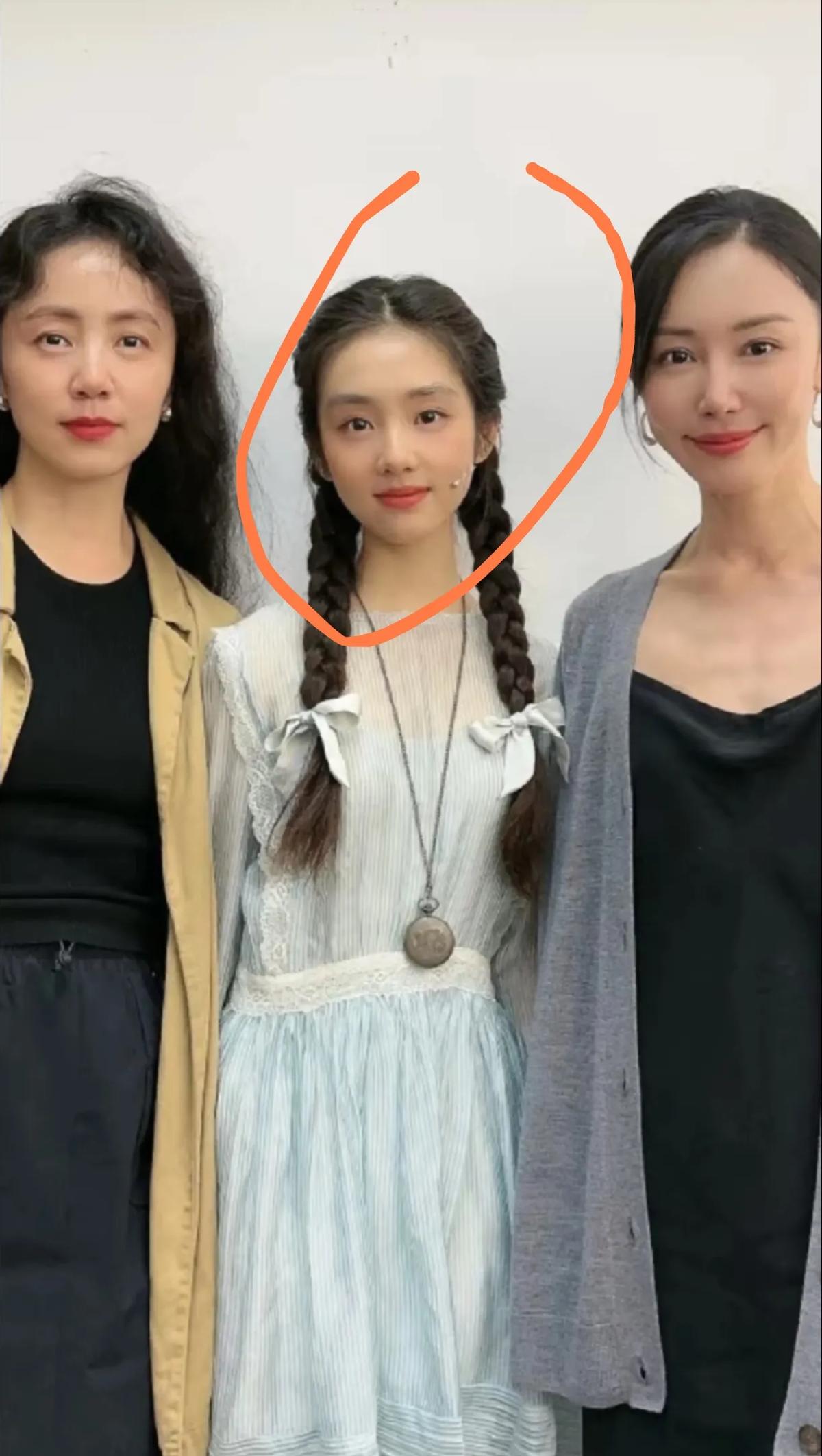 19岁黄多多把观众看哭何炅在侧幕偷偷竖大拇指她演的是《如梦之梦》五号病人