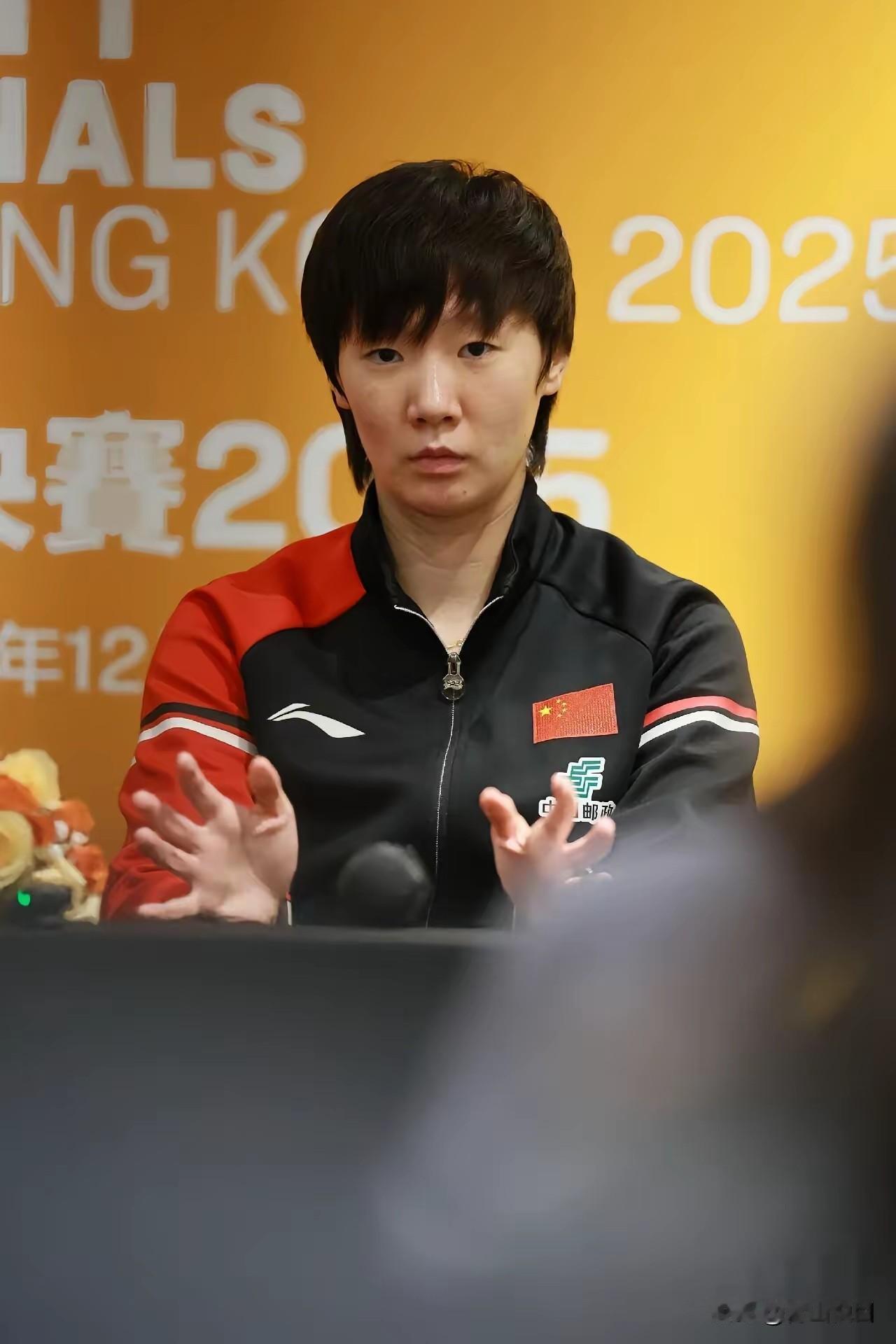 王曼昱这个香港总决赛冠军拿得，让人不得不服！领奖台上看着淡定，可她这卫冕路走得一