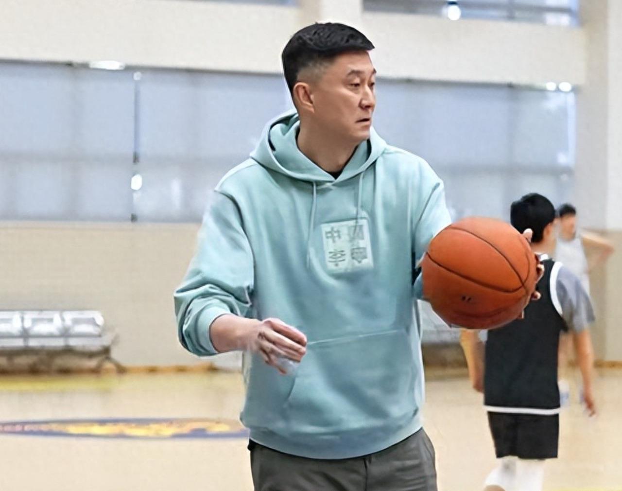 广东队训练！杜锋很严肃，徐杰不吭声，胡明轩苦练三分球……输给上海队40分之后，