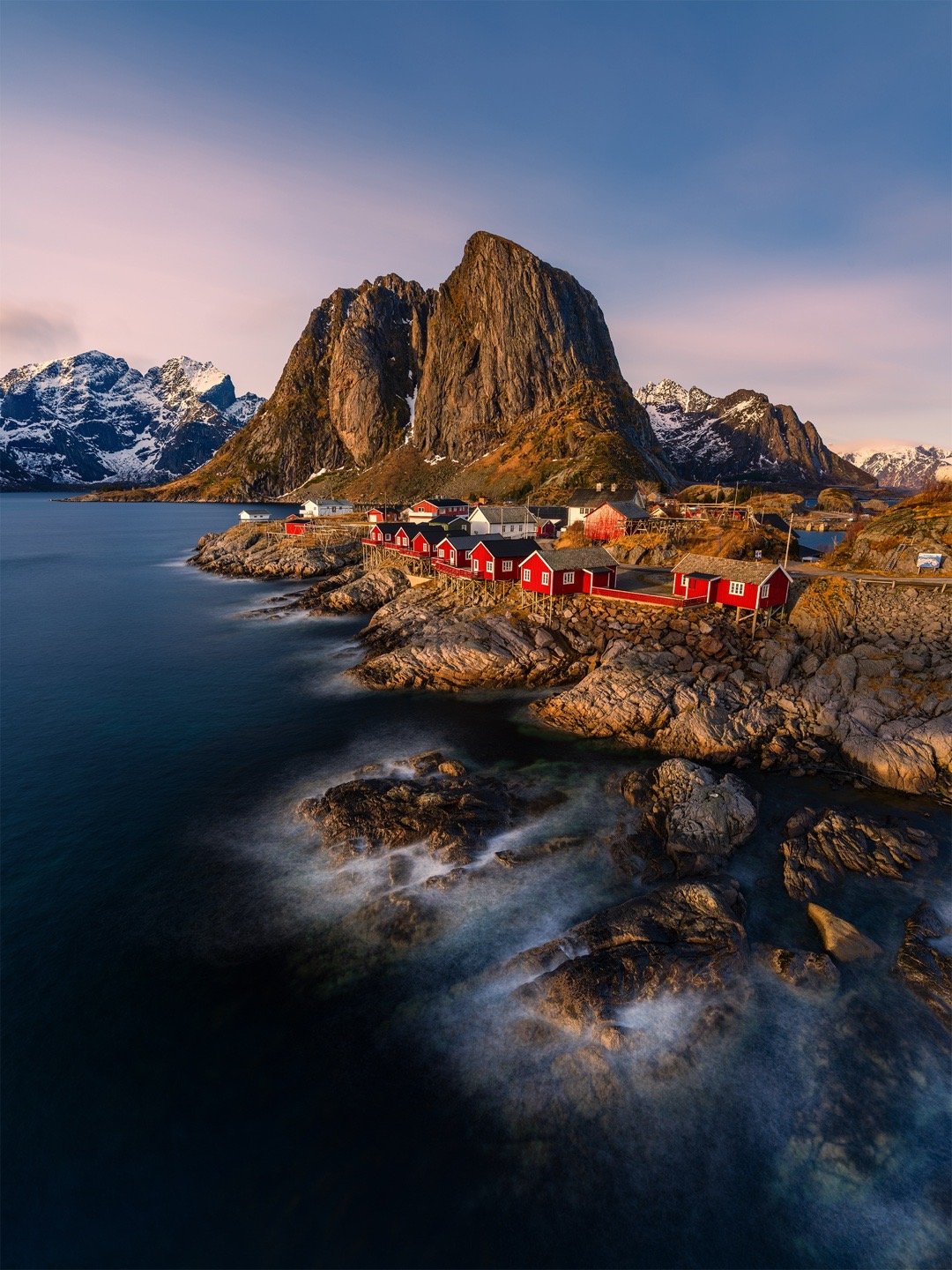 黄昏与清晨的罗弗敦，真的很难让人不心动。一边是雷讷标志性的山海渔村，一边是港湾里