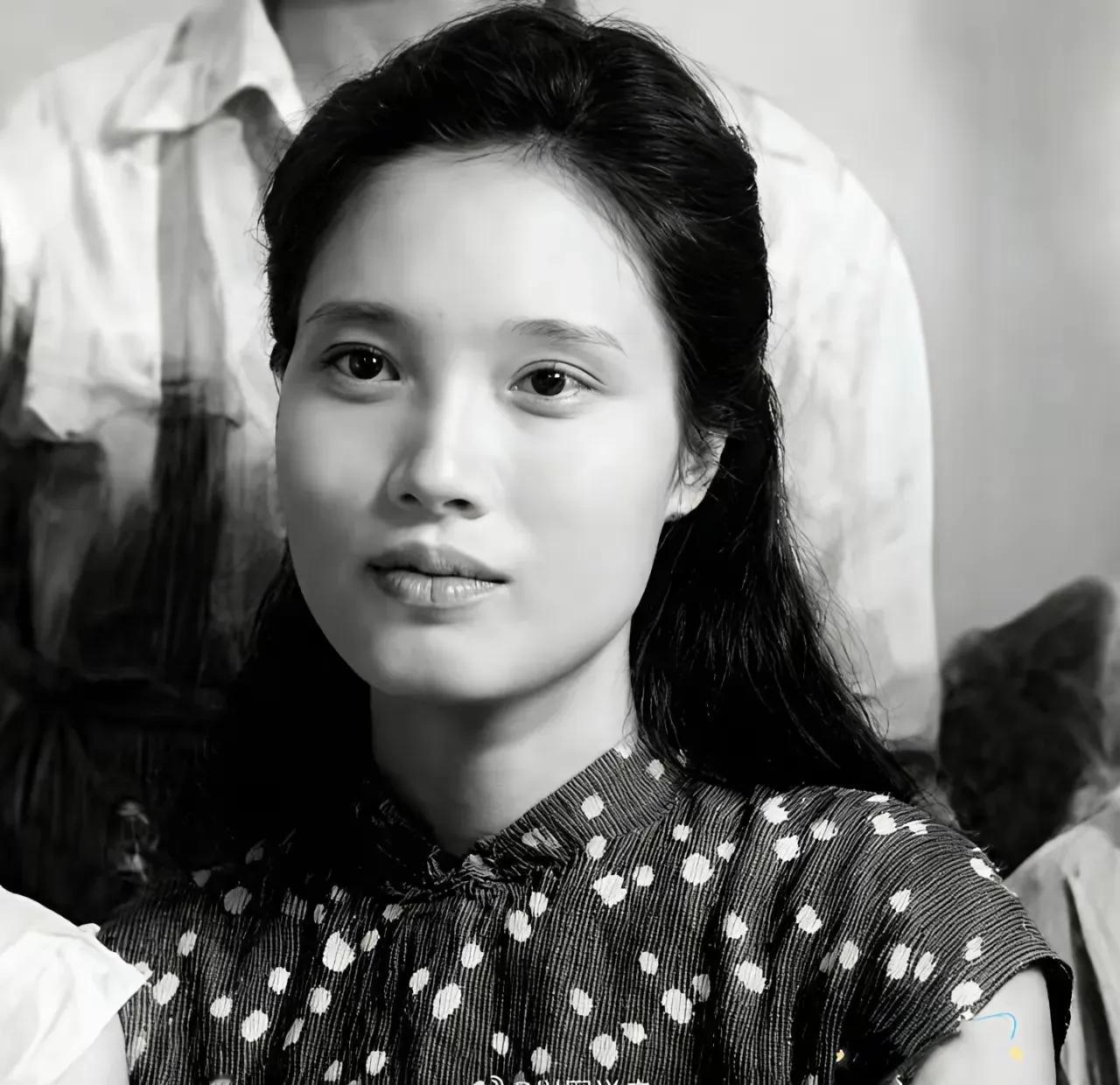 这是朱枫的亲密战友，在台地下工作者姚明珠女士的照片，面容清秀，目光炯炯有神，她在