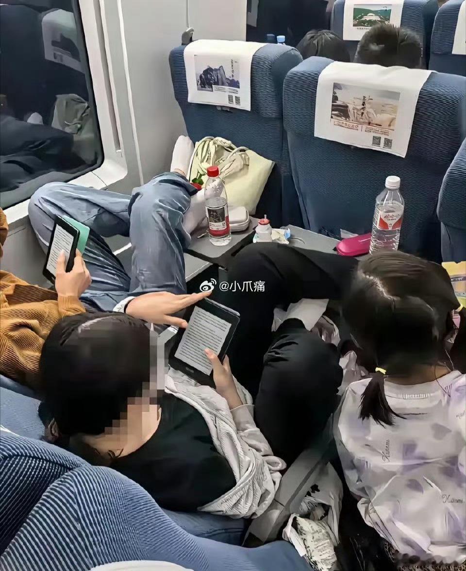 这么低素质的人，居然在看书
