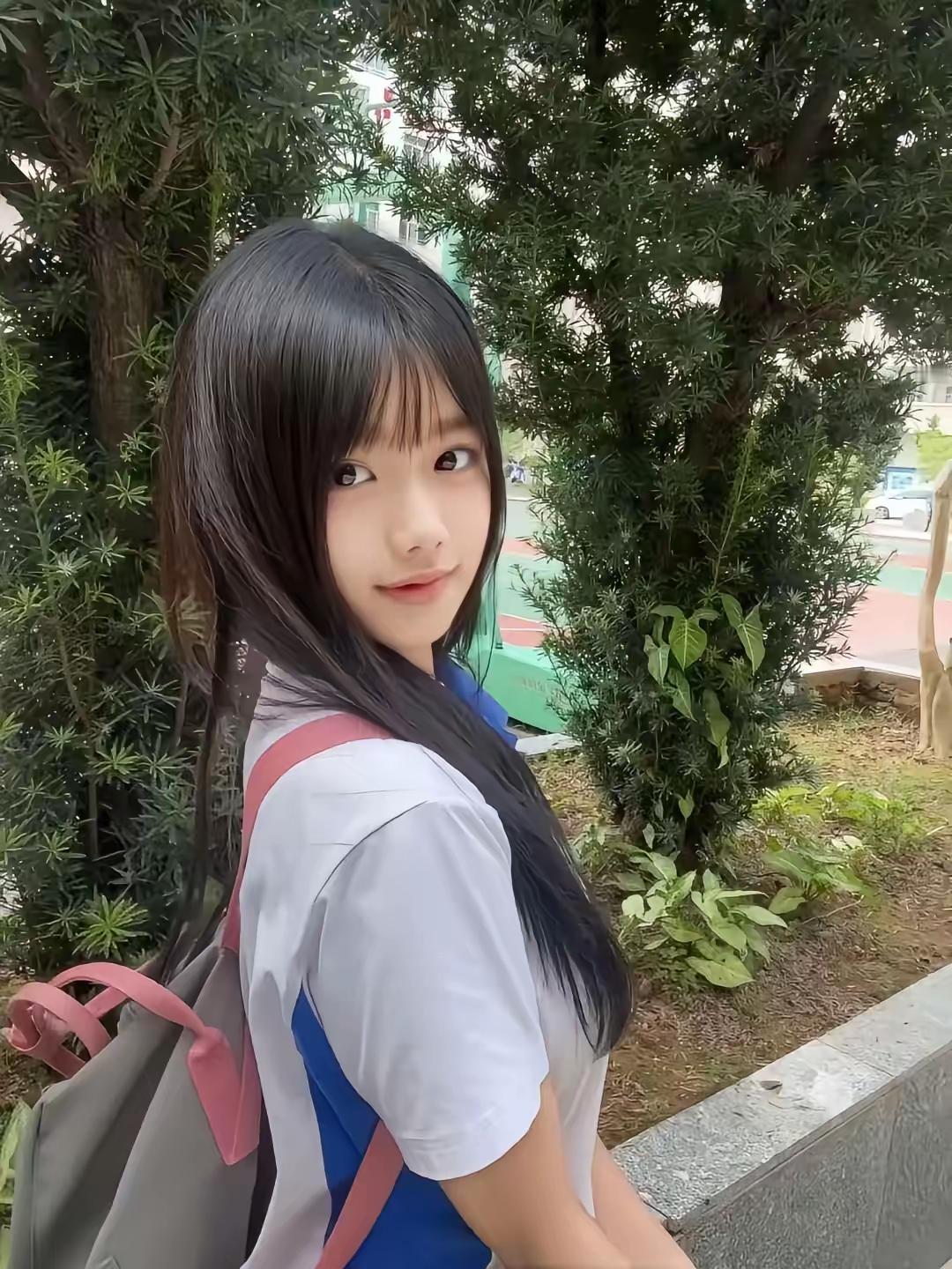 青春校园风，元气少女与绿植的完美邂逅🌿💚自然元气少女清纯活力少女少女清纯