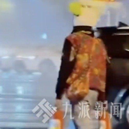 最近山东泰安有个外卖小哥火了——他送餐路上看到辆车冒烟起火，别人都躲着看热闹，他