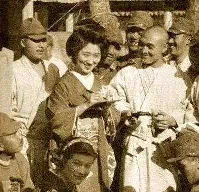 1942年，为了救出情报员，新四军决定抓日军队长的老婆来交换。谁知，日军队长的老
