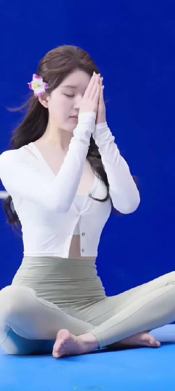 赵露思瑜伽服显得身材好肥啊​​​