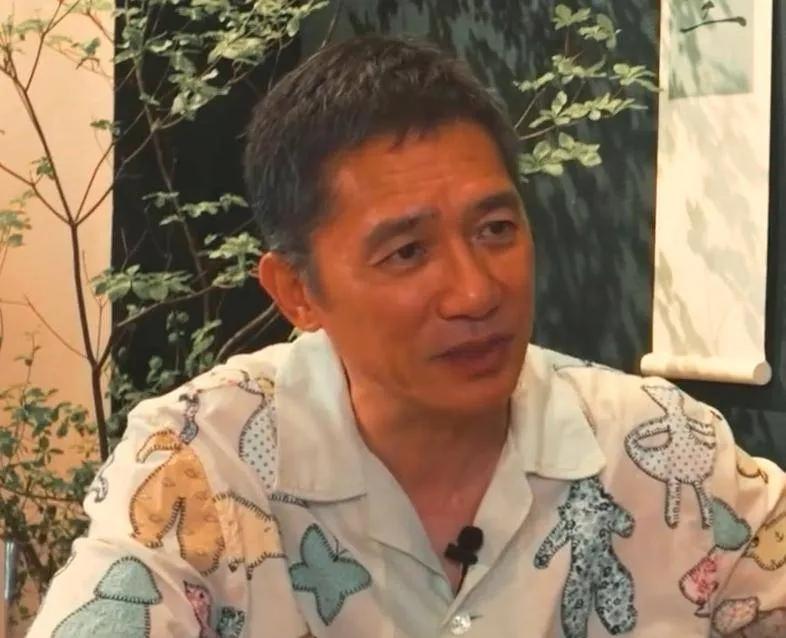 63岁的梁朝伟终于道出久居日本的真相，令人唏嘘不已。荧幕上霸气十足的他，私下却是