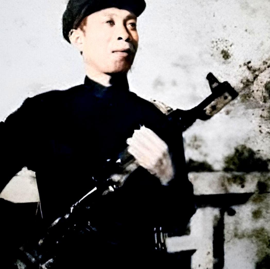 1980年，海南老农符气合因家中藏有一支半自动步枪被人告发。当公安人员登门收缴时