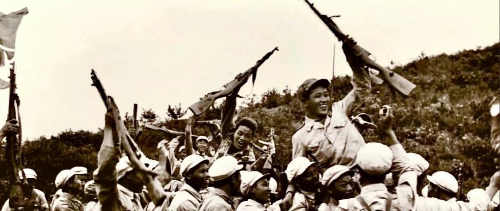 1953年，在朝鲜前线的胜利庆功会上，一个叫向守全的团长听到师部政委介绍在场的领