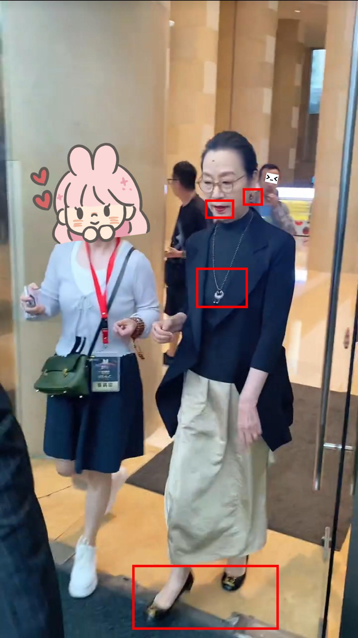 闺蜜在线下偶遇过奚美娟，她跟我说大家都被骗了，奚美娟本人根本不像我们在电视屏