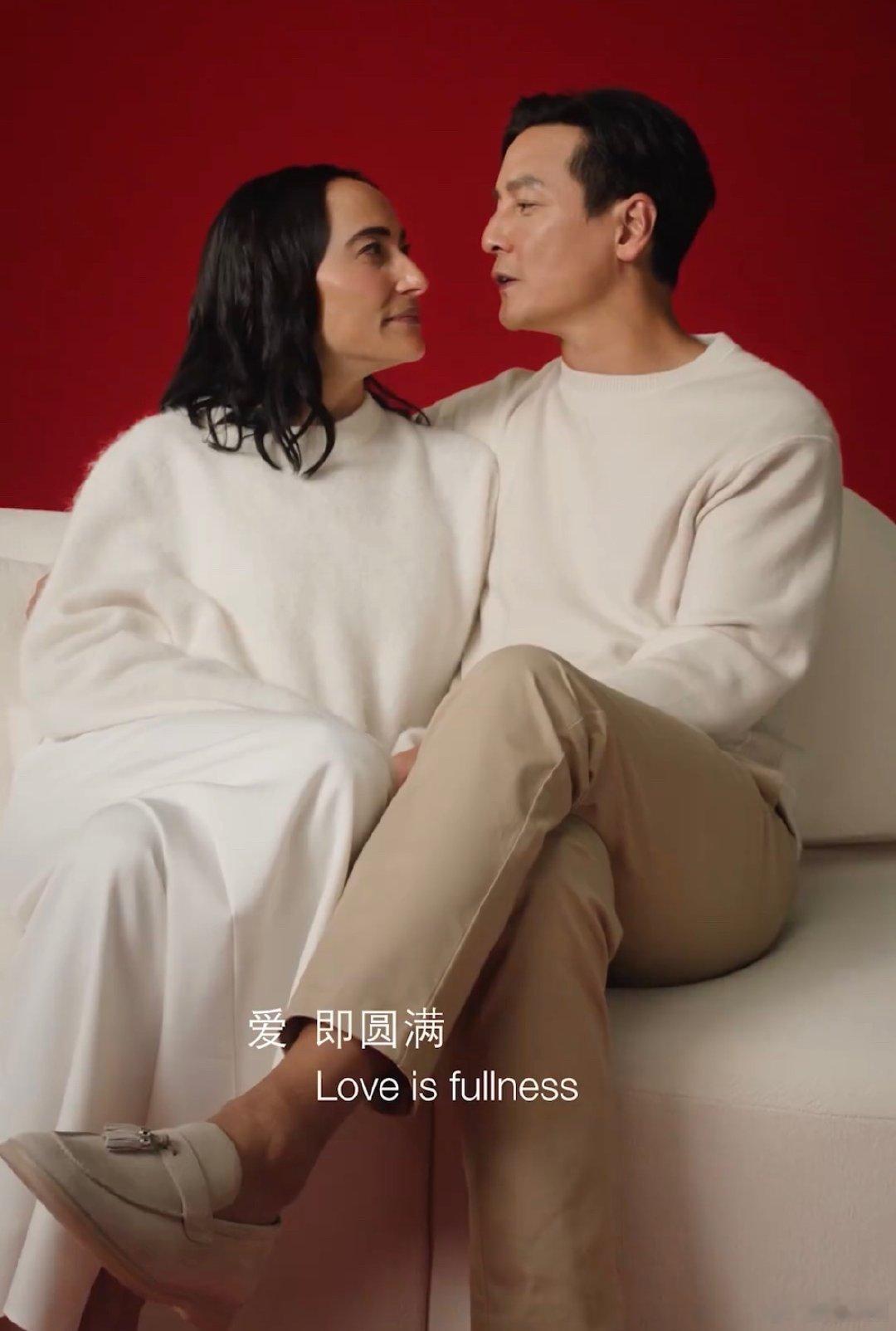 吴彦祖和老婆同框吴彦祖和妻子同框吴彦祖和老婆同框，俩人窝在沙发上的样子，像极了