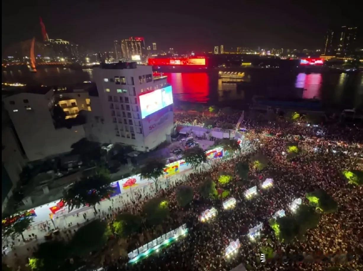 中国无人机赴越南表演，这现场观众少说也有几万人吧！近日，深圳一家无人机表演团队受