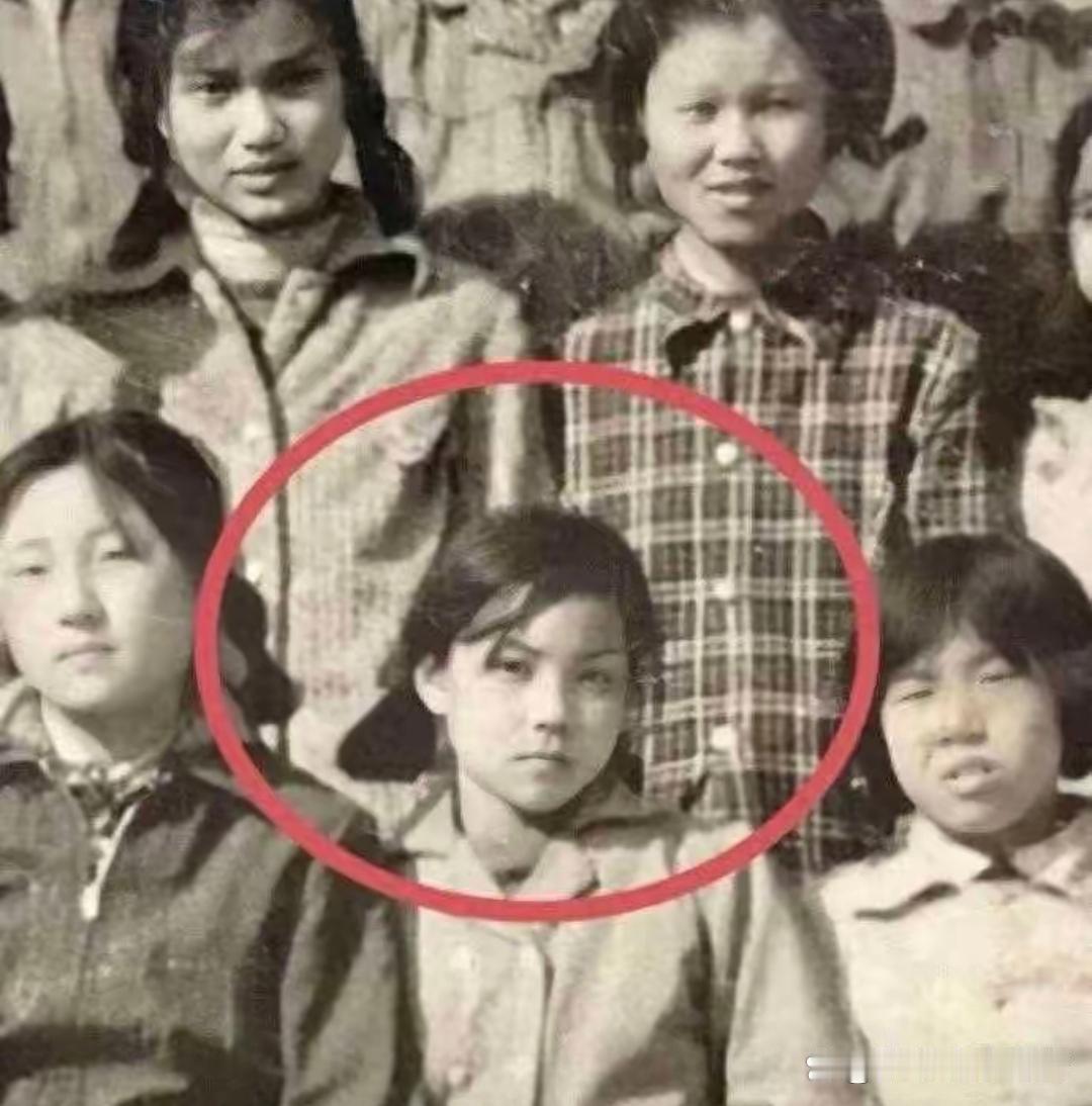 王菲小学毕业照流出，从小就是大美女，手牵手拽酷有灵气。​​​