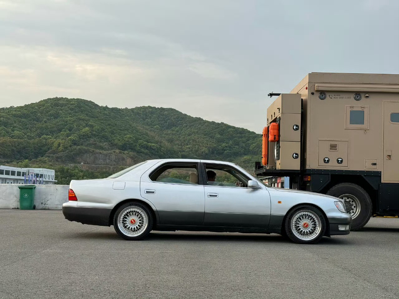 转眼之间，我的私家车，就只剩这台1997年的雷克萨斯LS400千禧版，以及那台纽