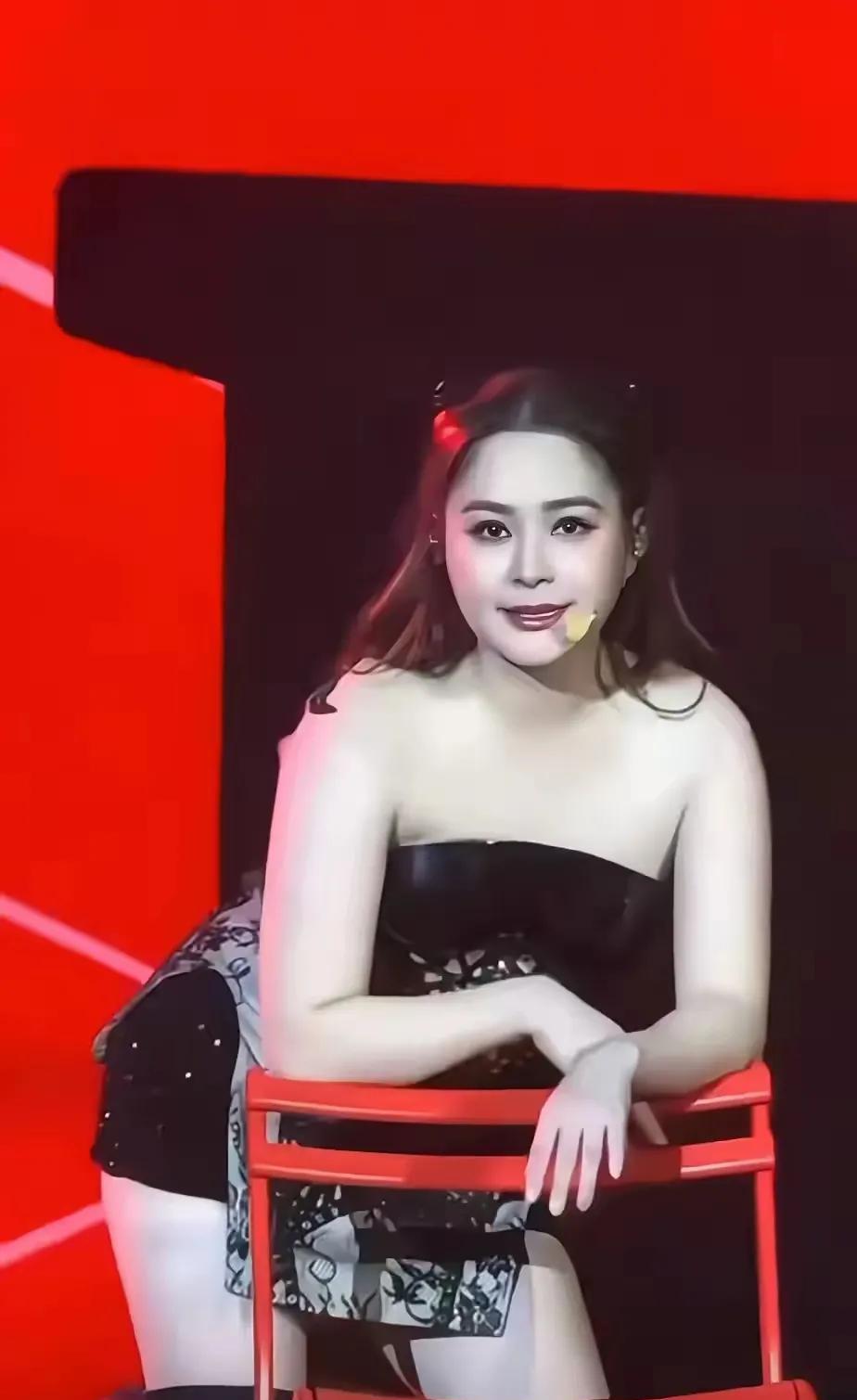 阿娇发福得太厉害了，本来个子就不高，如今上了年纪发福明显，颜值急跌！其实艺人还是