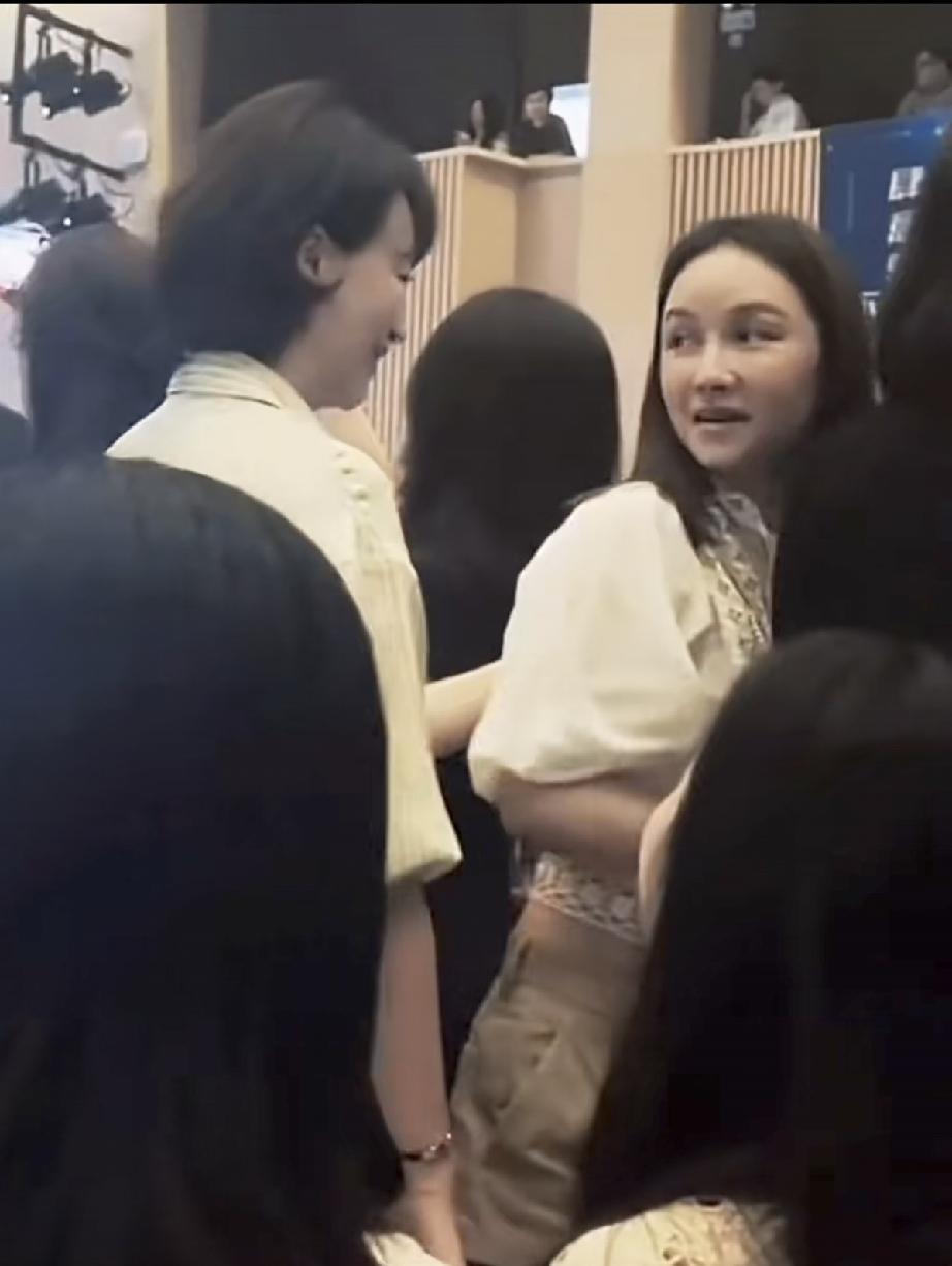 6月22日，董卿现身上海参加儿子学校的活动，背影看腰胯好宽，有中年女性的即视感，