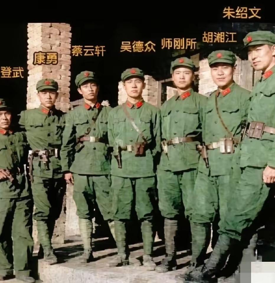 1984年，老山战役打响前，118团1连7名连队干部拍下这张合影。从左到右：