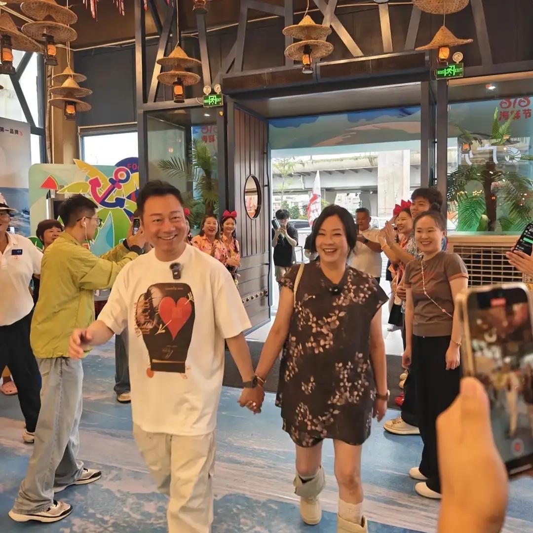 8月23日，广州椰林海鲜码头突然被路人围得水泄不通。61岁的黎耀祥穿着白T配短裤