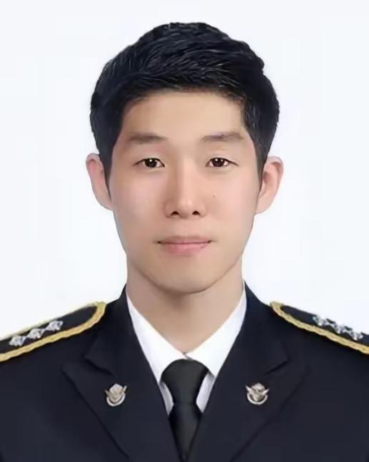 看到这新闻，对韩国人的看法突然又改变了！韩国警察脱下自己的救生衣送给中国70多