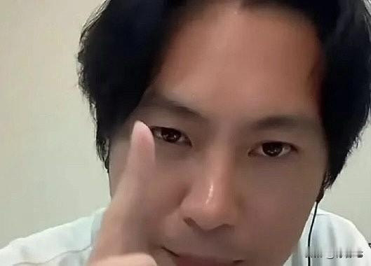11元打赏惹争议‼️墓地直播引骂战！S家双标遭扒。近日宝岛网红刘建国近日因直播