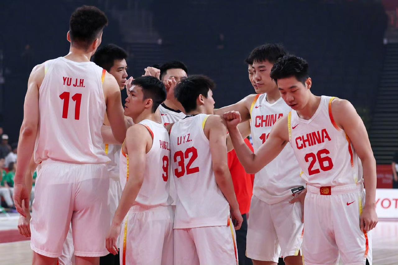 拉完了！中国男篮70-79不敌伊朗男篮，连铜牌都没拿到！最后一分钟落后6分，