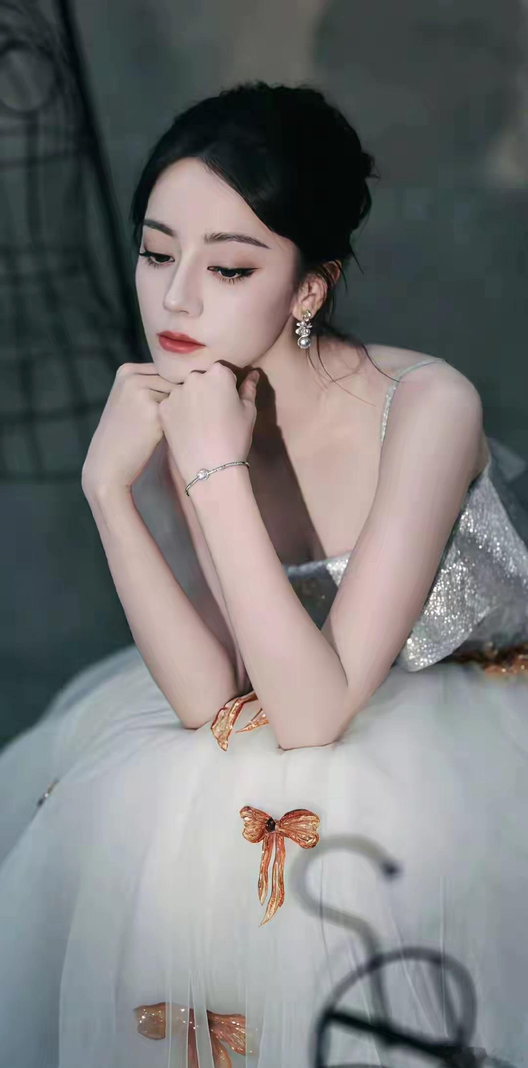 1.迪丽热巴在新电影里就没有形象可言，一整个放飞自我，导演是真的很欣赏，后续还安