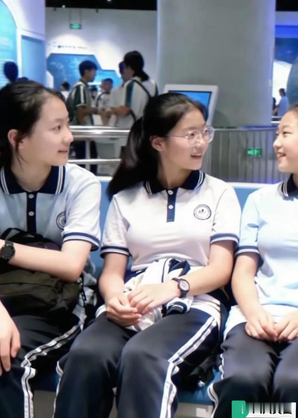 校园抓拍，初中学妹