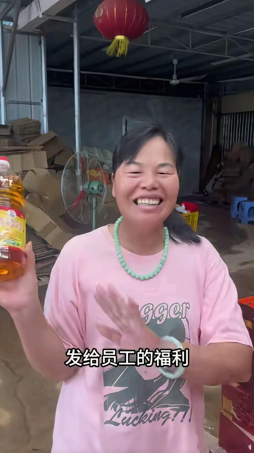 全红婵的父母现在是老板了，经营着水果电商生意，养活几十名员工，中秋节前给大家发福