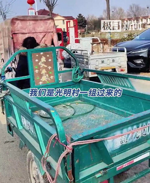 村民骑空三轮拖刘强东送的年货关键你不骑车是真的拉不下啊，东哥真的是太给力了了！想