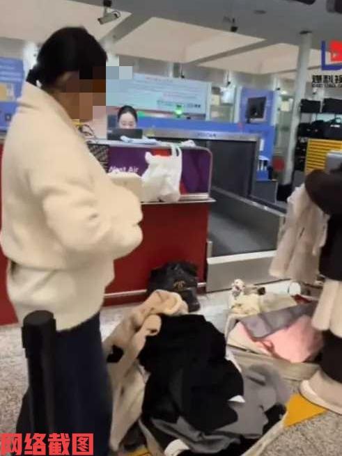 看两名女生去机场行李托运超重。这时女生一看自己的行李，有二十几公斤需要五百多