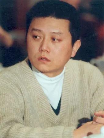 66岁的王朔不敢出北京了，只敢待在自己屋里，又怕哪一天不在了，女儿说：“你可别倒